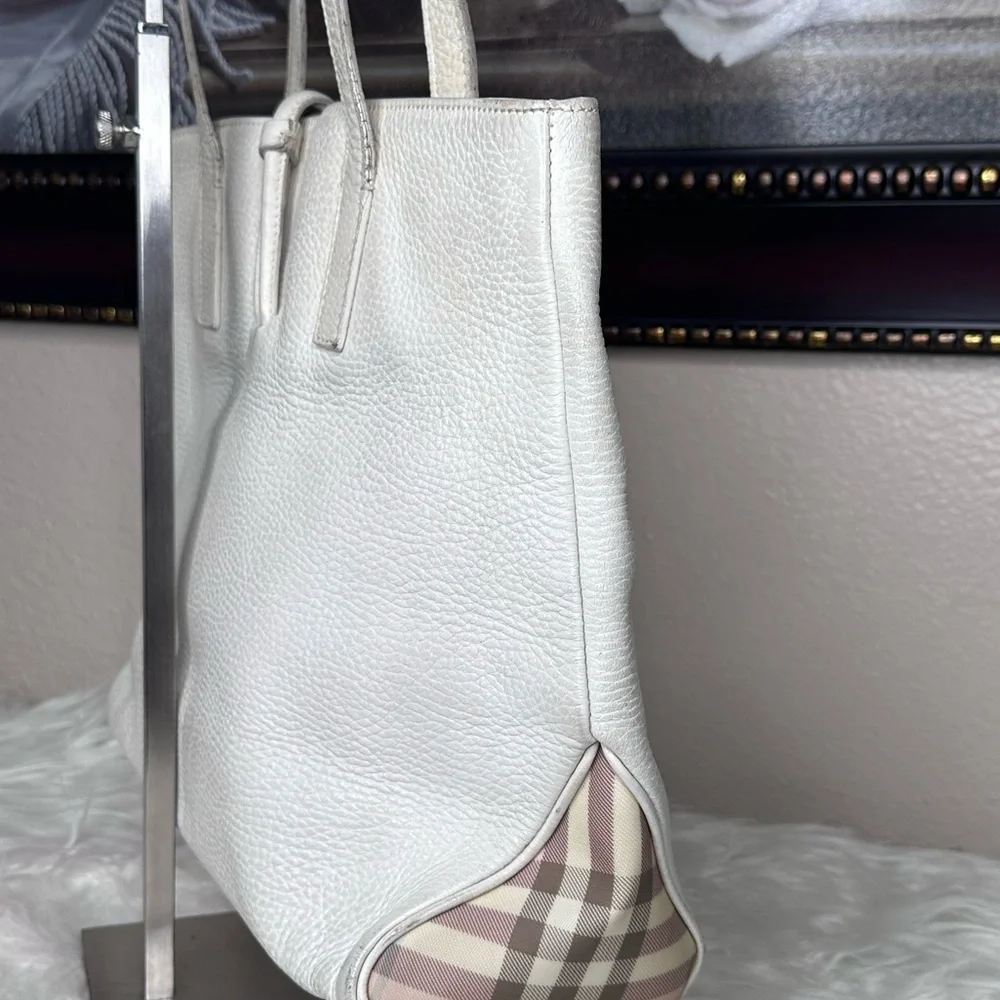 Elegant Burberry White Leather Tote Bag - Picture 6 of 16